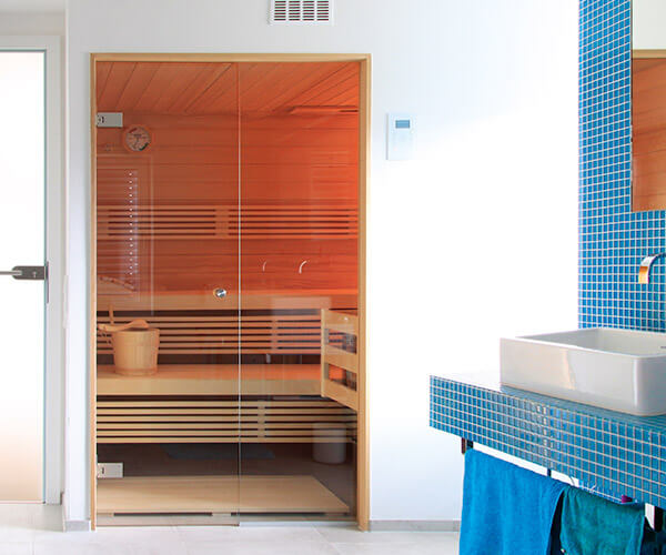 Moderne Sauna mit Glasfront